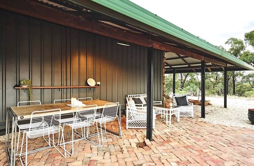 Bailieston Cottage | Sweet Off-Grid Cottage with Modern Interior and Exterior in Victoria