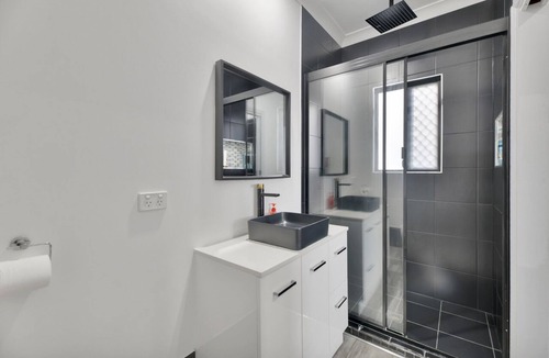 Bellbird Park House | Swimming pool and Basketball Court