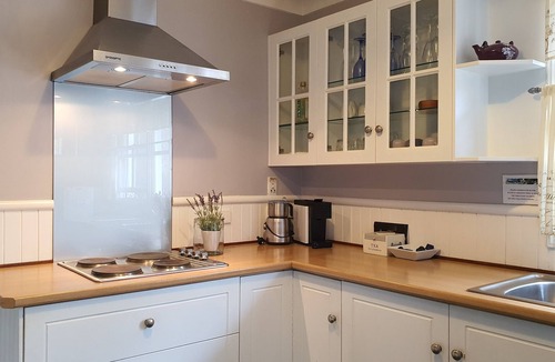 Rosebrook Cottage | t“Romantic Countryside Escape – Cozy Hot Tub & Scenic Views”