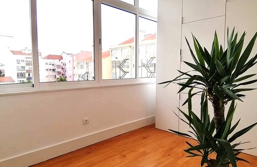 Sao Joao de Deus Apartment | T2 w/balcony