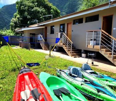 Teahupo'o House | Teahupo'o Lodge - accès mer et vue montagne - canoes gratuits