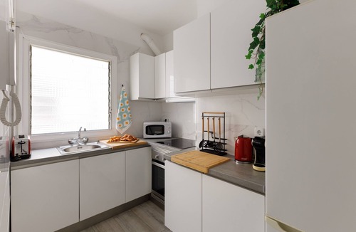 Sant Antoni Apartment | The 100sqm, 4 bedrooms, 3 baths apartment are in central Barcelona. 8 persons