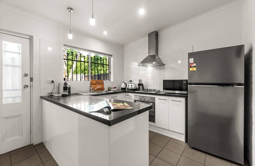 North Adelaide House | The Arches- Near Adelaide Oval, Restaurants, Parks, City