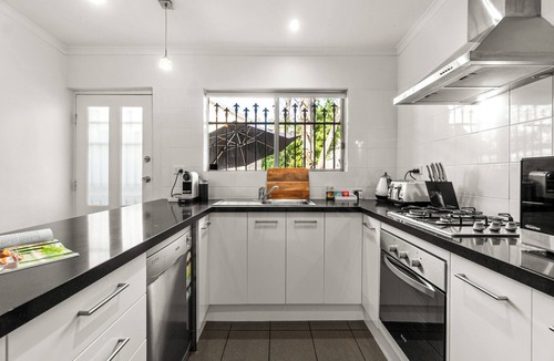North Adelaide House | The Arches- Near Adelaide Oval, Restaurants, Parks, City