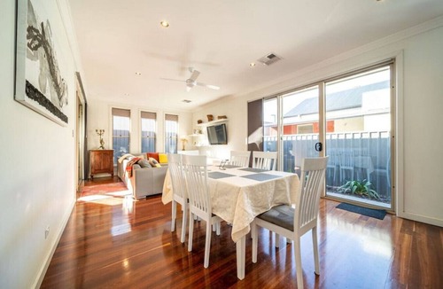 West Hindmarsh House | The Arlington - Easy Stay near Entertainment & CBD