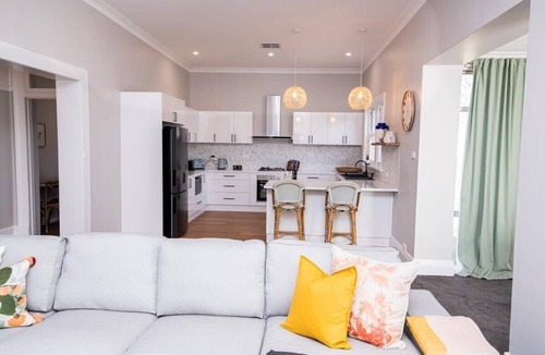 Orange House | The Byng House Central Orange Sleeps 12