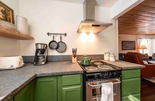 West Village Cabin | The Cedar House ~ Prime Spot + Kayaks & Cool AC