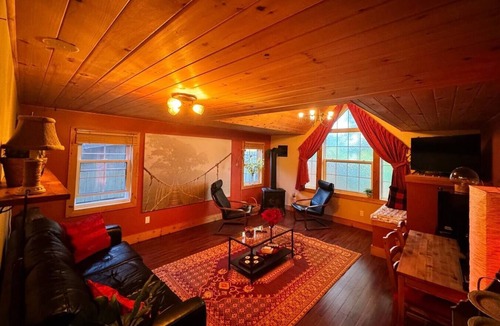Elora Apartment | The Cozy Corner, Heritage Elora Log Cabin