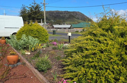 Stanley House | @ THE FLOWER BEDS Walk to town and beach