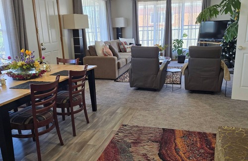 Stanley House | @ THE FLOWER BEDS Walk to town and beach