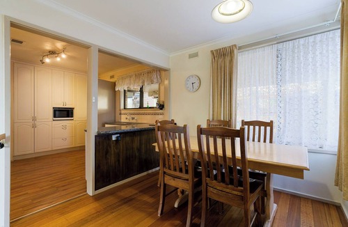 Castlemaine House | THE GREENERY Castlemaine- whole house comfort + extensive gardens -dog friendly