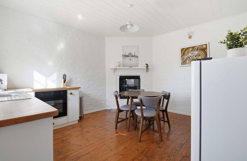 Bathurst House | The Heritage Stay 1860s Cottage Central CBD