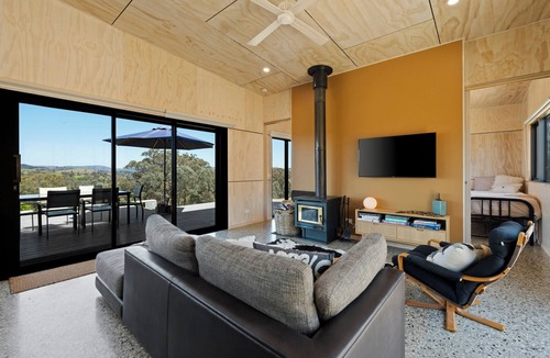 Mansfield Apartment | The Hill House - Pet-Friendly Retreat with Panoramic Views Near Mansfield