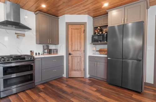 Fawnskin Cabin | The Lazy Bear - Modern, Lake Views, Smart TV, Deck, BBQ