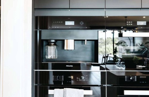 Fingal House | The Moonah Residence - 4pm check out Sundays*