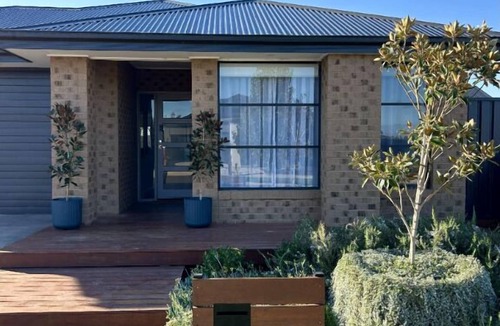 Nagambie House | The Nagambie Stay - Wood-fire Hot Tub & boat parking