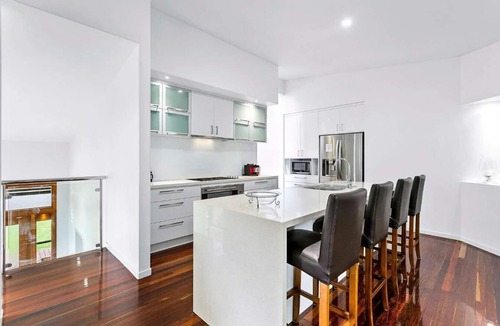 Toogoom House | The Office - Direct Access toToogoom Beach-Sleeps 6-Smart TV-Wifi-Pets