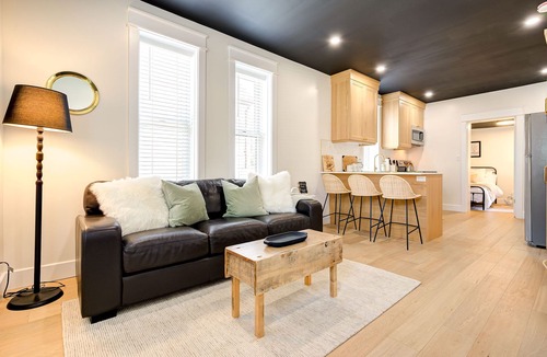 Kitchener Apartment | The Otis 𓅬 on Victoria Park | 2 Bed 1 Bath | Main Floor Suite