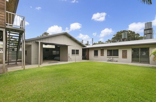 Brisbane Waterfront House | The Oyster Barn Beach House Retreat Family friendly, Large Accommodation