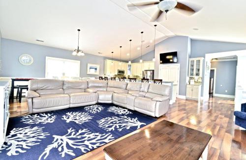 Windy Hill House | The Palm Luxury Beach House with Pool Top Location