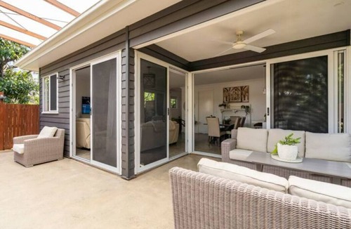 Hamilton House | The Pandanus House /Lush Garden/2 Car Garage