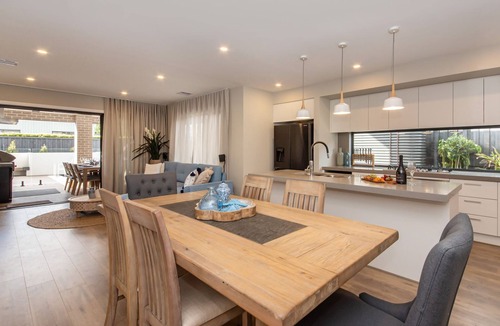 Safety Beach House | The Peninsula Pearl | Luxury Retreat with Heated Pool