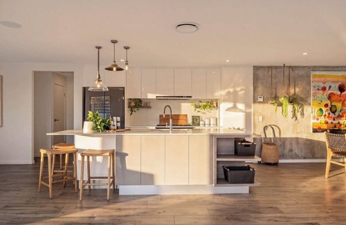 Burleigh Waters House | The perfect family home 400mtrs from Burleigh Beach & 300mtrs from James Street.