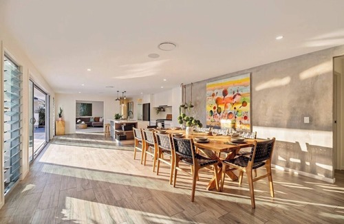 Burleigh Waters House | The perfect family home 400mtrs from Burleigh Beach & 300mtrs from James Street.