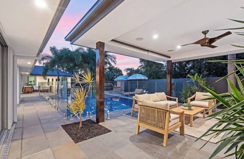 Burleigh Waters House | The perfect family home 400mtrs from Burleigh Beach & 300mtrs from James Street.