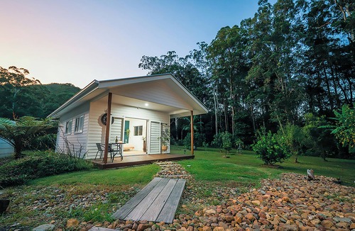 Valdora Apartment | The Poolhaus Retreat- Peaceful private guesthouse