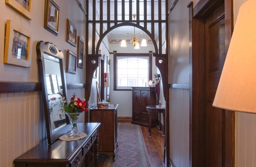 Smithton House | The Postmaster Inn Bed and Breakfast - Smithton R3 - Free Continental Breakfast