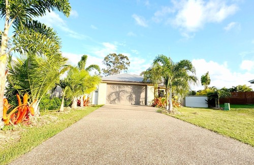 Pialba House | The Seahaven - Modern 5 Bedroom Family Home Close to Beach