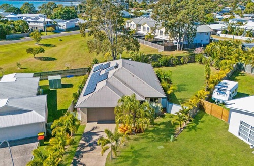 Pialba House | The Seahaven - Modern 5 Bedroom Family Home Close to Beach