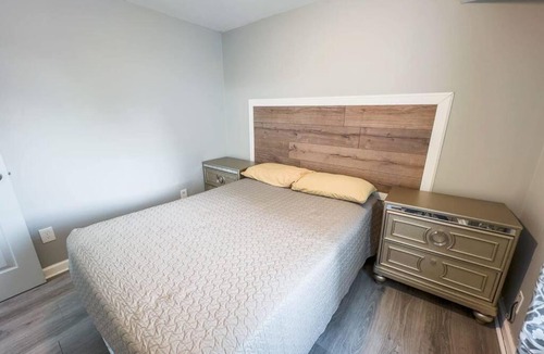 Niagara Falls House | THE STONE CASTLE-Free Parking, Minutes From Falls & Casino