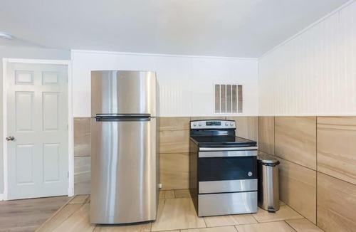 Niagara Falls House | THE STONE CASTLE-Free Parking, Minutes From Falls & Casino