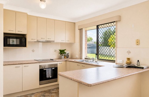 Rochedale South House | The Sunny Brick Cottage | 3BR Bright Home w/Patio - Holiday Home