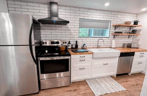 Salem Apartment | The Victoria Suite in Elora- King Bed