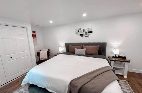 Salem Apartment | The Victoria Suite in Elora- King Bed