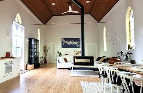 Wyuna House | The Vines - Wyuna. Luxury Church Retreat near Echuca