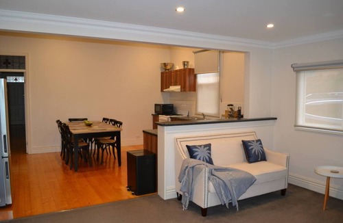 Ballarat East House | This house is a 3 bedroom(s), 1.5 bathrooms, located in Ballarat East, VIC.