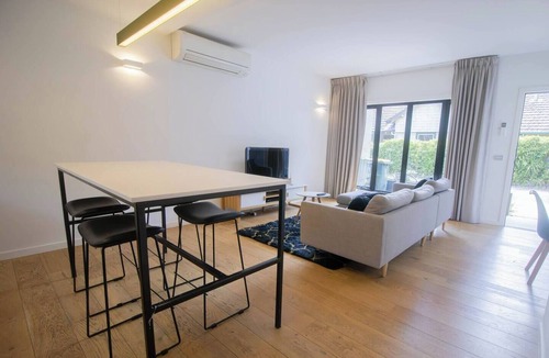 Lake Wendouree House | This house is a 2 bedroom(s), 1 bathrooms, located in Lake Wendouree, VIC.