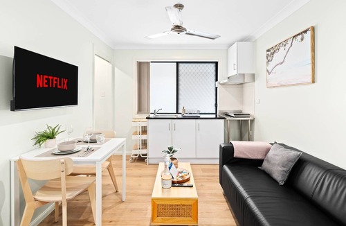 Sunnybank Apartment | Tidy Sunnybank 1BR | Kitchen | Near Shops | 5144D1