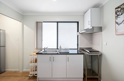 Sunnybank Apartment | Tidy Sunnybank 1BR | Kitchen | Near Shops | 5144D1