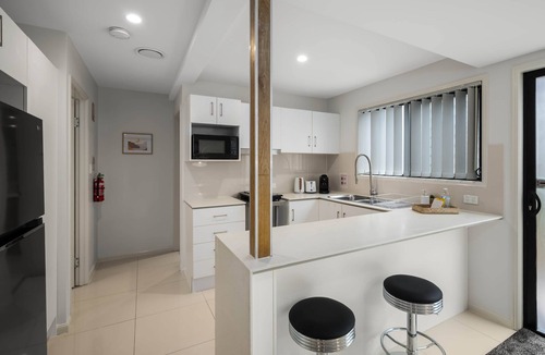 Sunnybank Apartment | Tidy Sunnybank 1BR | Workspace & Kitchen | 2144D1