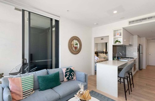 South Brisbane Apartment | Top Location Convenient City View Modern Living