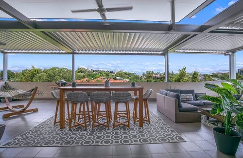 Taringa Apartment | Top of Taringa Penthouse with Sweeping Views
