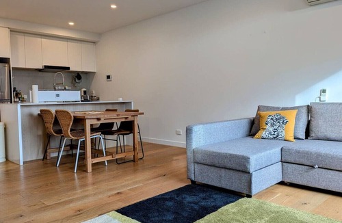 Burwood Villa | Townhouse with 2.5 bathrooms and double garage
