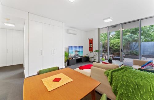 Phillip Apartment | Tranquil 1-Bed Apartment with Courtyard Pool BBQ