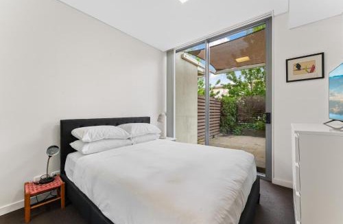 Phillip Apartment | Tranquil 1-Bed Apartment with Courtyard Pool BBQ
