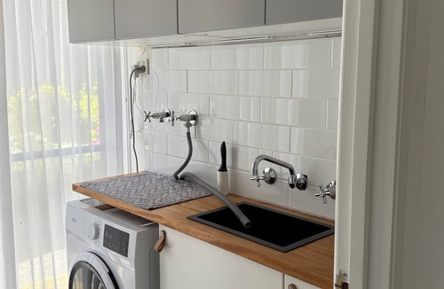 Hallett Cove House | Tranquil 2 bedroom home featur an open-plan living area and outdoor courtyard.